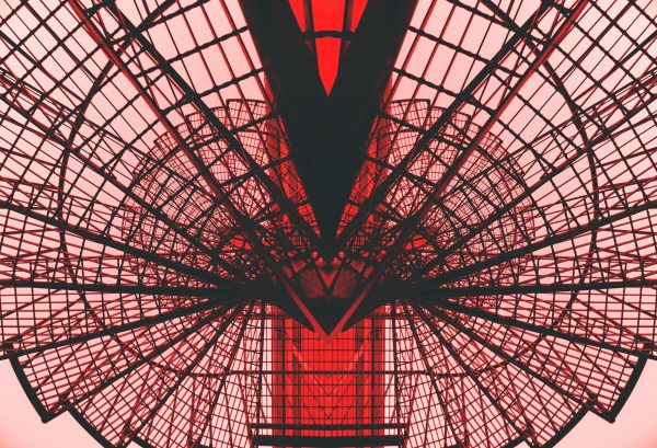 Abstract view of a red geometric architectural structure, showcasing modern design and symmetry. Abstrait 4K