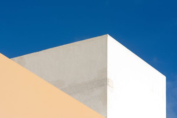 Abstract view of modern geometric structures under a clear blue sky. Minimaliste 4K