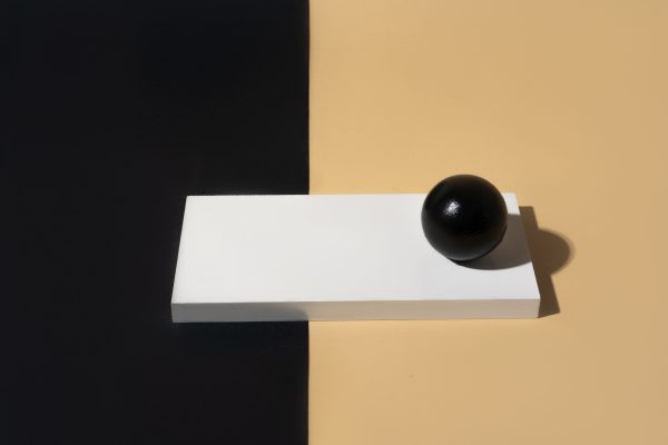 Artistic minimalist composition featuring geometric shapes and strong contrasts. Minimaliste 4K