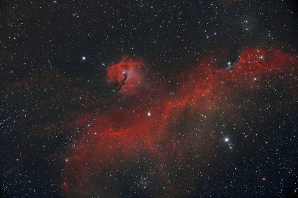 Astounding view of a vibrant red nebula amidst a star-filled night sky. Espace 4K