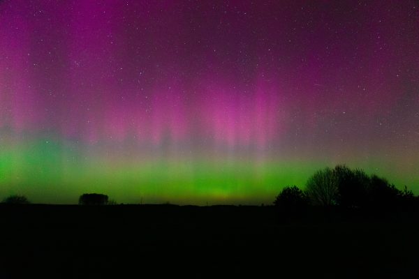 Beautiful aurora borealis lights up the night sky with vibrant colors and stars. Espace 4K