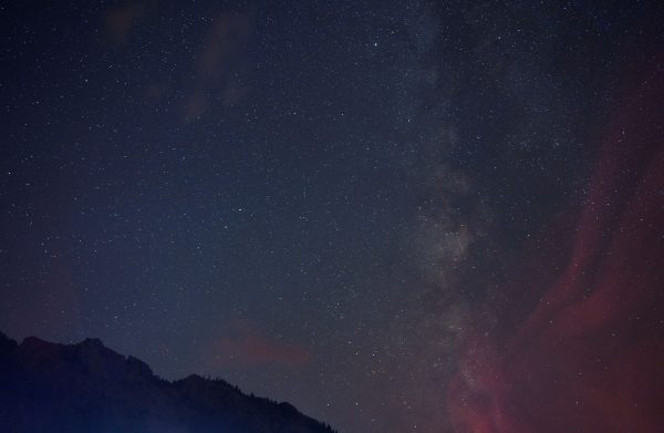 Beautiful starry night sky featuring the Milky Way above silhouette of mountains. Espace 4K
