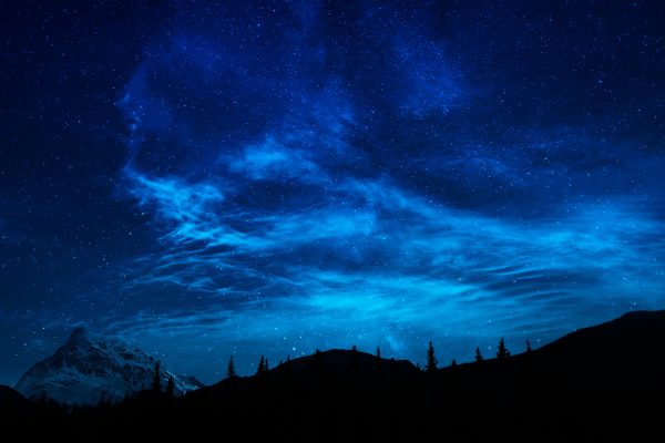 Beautiful starry night sky over mountains in Jasper National Park, Alberta, Canada. Espace 4K