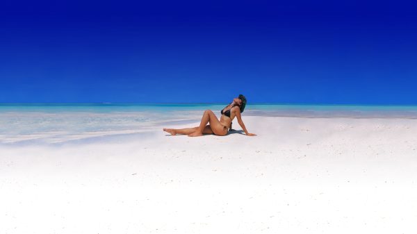 Bikini, sun hats, sand Charme 4K