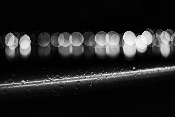 Black and white abstract bokeh lights on wet surface at night in Ushuaia. Voitures 4K