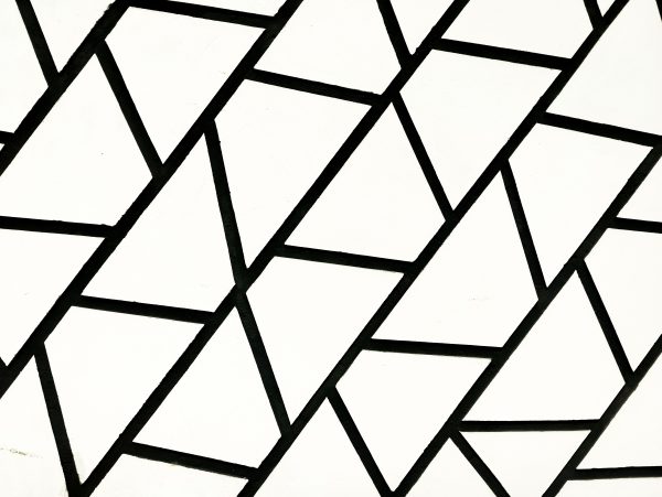 Black and white geometric pattern with triangular shapes, creating a bold and modern design. Minimaliste 4K