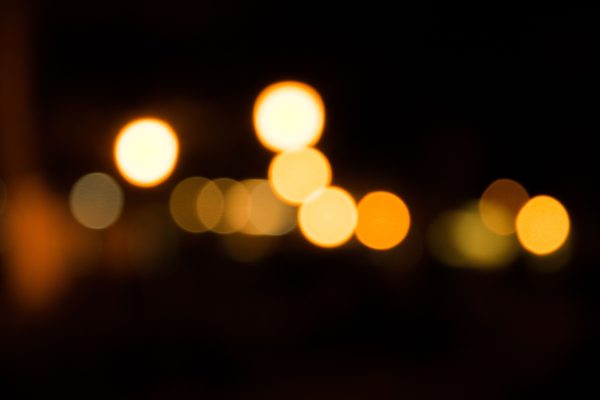Blurred golden bokeh lights create a warm festive atmosphere on a dark background. Voitures 4K