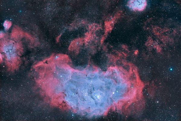 Breathtaking view of a vibrant nebula, showcasing cosmic colors and stars in deep space. Espace 4K