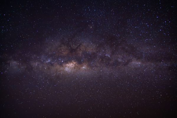 Breathtaking view of the Milky Way galaxy in the clear night sky, showcasing celestial beauty. Espace 4K