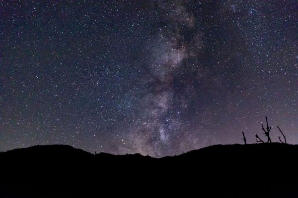 Breathtaking view of the Milky Way over Joshua Tree's rugged landscape. Espace 4K