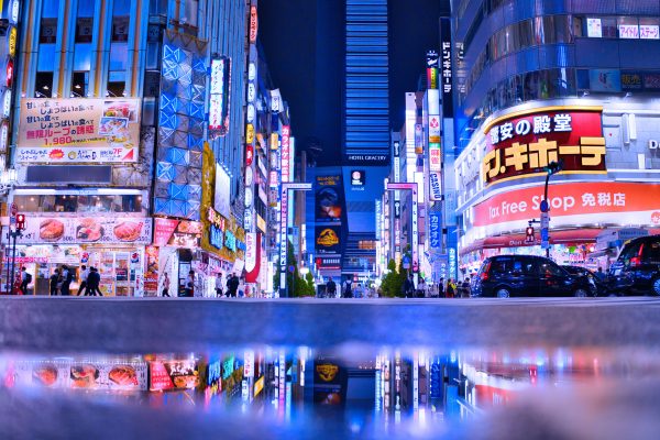 Bright neon lights and bustling activity in Shinjuku, Tokyo at night. Voitures 4K