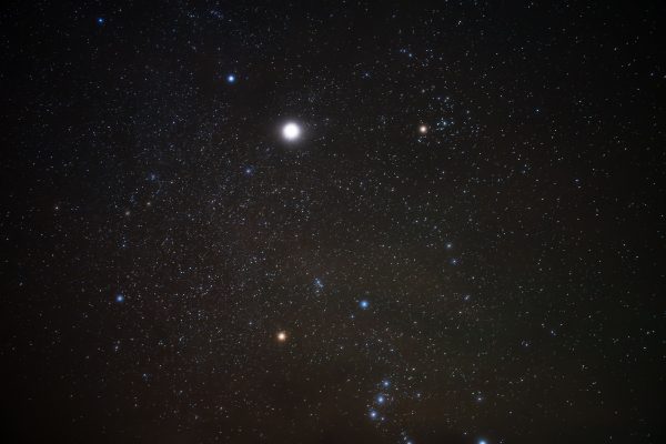 Bright stars in a clear night sky showcasing the Orion constellation and vibrant cosmic scene. Espace 4K