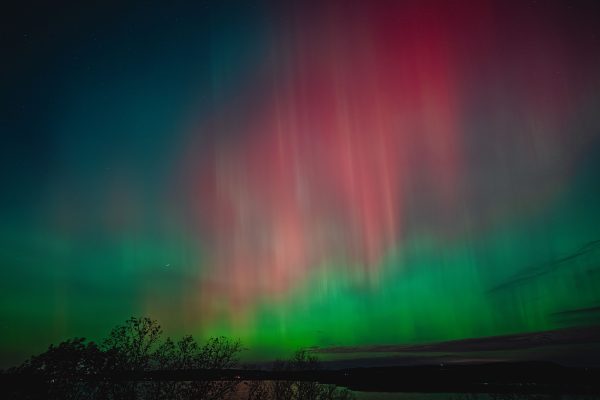 Captivating display of the aurora borealis illuminating the night sky in Reads Landing, Minnesota. Espace 4K