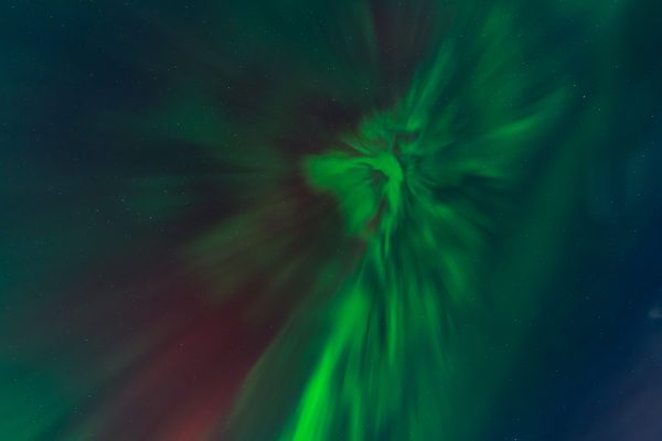 Captivating image of the aurora borealis displaying vibrant colors across a starry night sky. Espace 4K