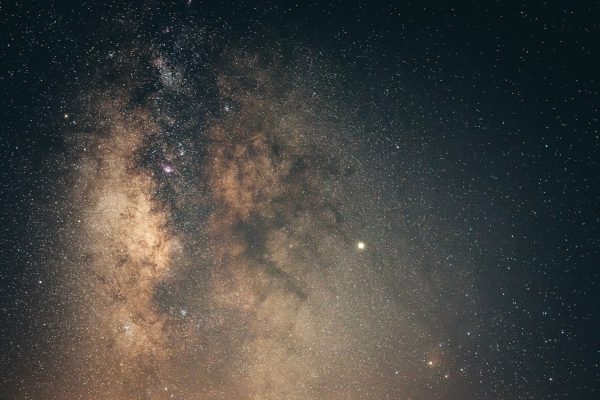 Captivating image of the Milky Way galaxy against a clear night sky, showcasing celestial beauty. Espace 4K