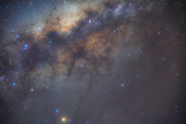 Captivating image of the Milky Way Galaxy illuminating the night sky with vibrant stars and cosmic clouds. Espace 4K