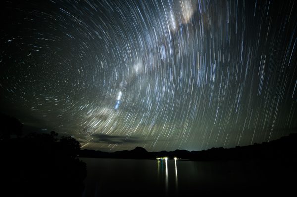 Captivating long exposure of star trails forming circular patterns over Lake Moogerah, Australia. Espace 4K