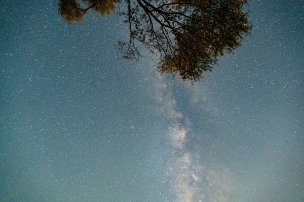Captivating night sky view of the Milky Way and stars over Pingliang, Gansu, China. Espace 4K