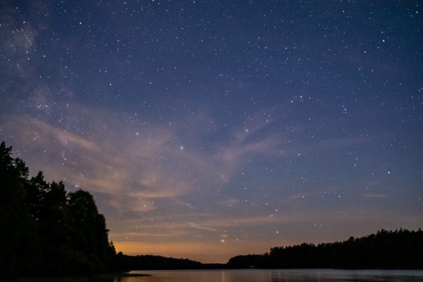 Captivating starry night sky over a tranquil lake in Kłączno, Pomorskie, Poland. Espace 4K