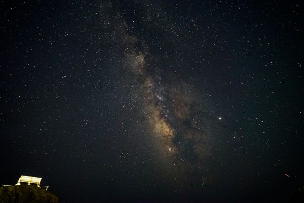 Captivating view of the Milky Way galaxy in a starry night sky, perfect for astronomy enthusiasts. Espace 4K