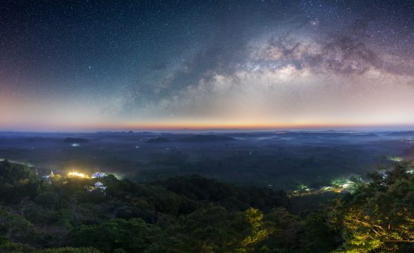 Captivating view of the Milky Way over Tambon Ton Yuan's lush landscape at night. Espace 4K