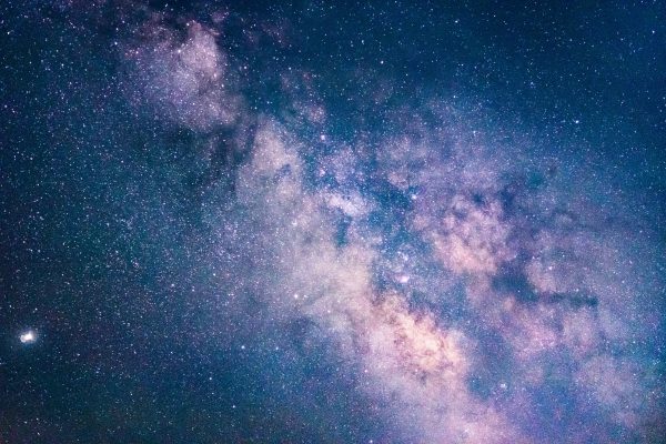 Capture of the Milky Way galaxy illuminating the night sky over München's scenic landscape. Espace 4K