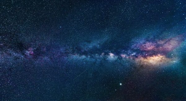 Capture of the Milky Way galaxy stretching across the dark night sky, filled with stars. Espace 4K