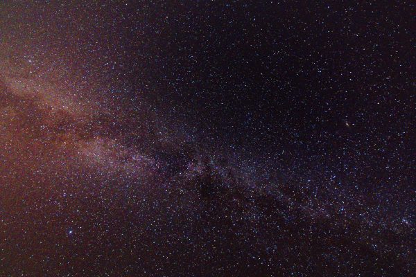 Capture the awe-inspiring spread of the Milky Way galaxy in this detailed night sky photograph. Espace 4K