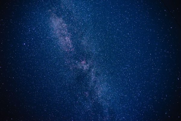 Capture the breathtaking beauty of the Milky Way galaxy with countless stars illuminating the night sky. Espace 4K