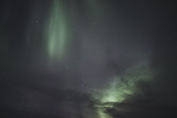 Capture the breathtaking Northern Lights dancing over Iceland's serene night landscape. Espace 4K