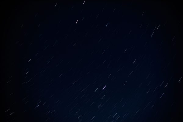 Capturing the motion of stars across a dark night sky, showcasing the beauty of celestial movement. Espace 4K