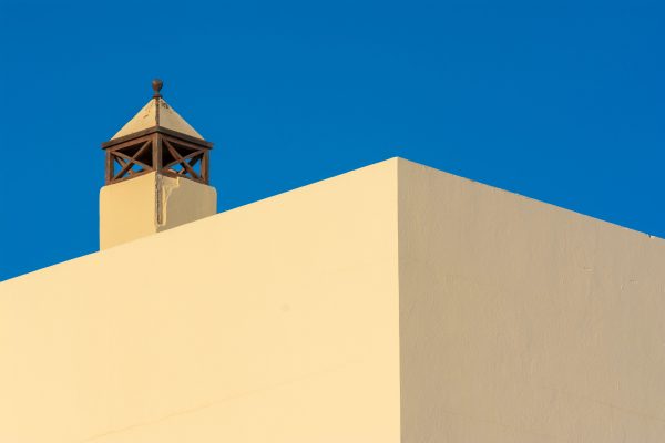 Chimney detail of minimalist architecture against a vivid blue sky. Minimaliste 4K