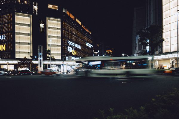 City nightlife with blurred traffic and illuminated buildings. Voitures 4K