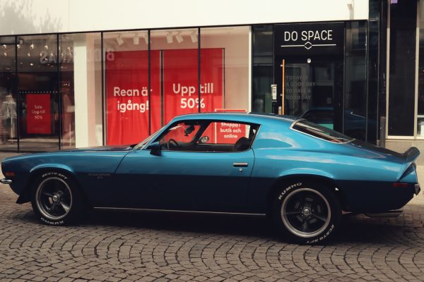 Classic blue Chevrolet Camaro parked on urban street in Jönköping, Sweden. Retro car adds vintage charm to urban scene. Voitures 4K