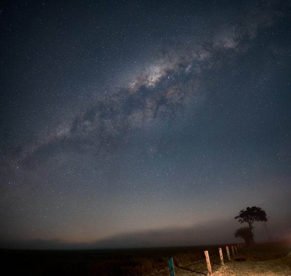 Clear night sky with the Milky Way visible over Cedar Grove, Australia. Espace 4K