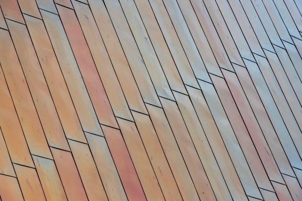 Close-up abstract view of wooden panels arranged in a zigzag pattern with a warm color tone. Abstrait 4K