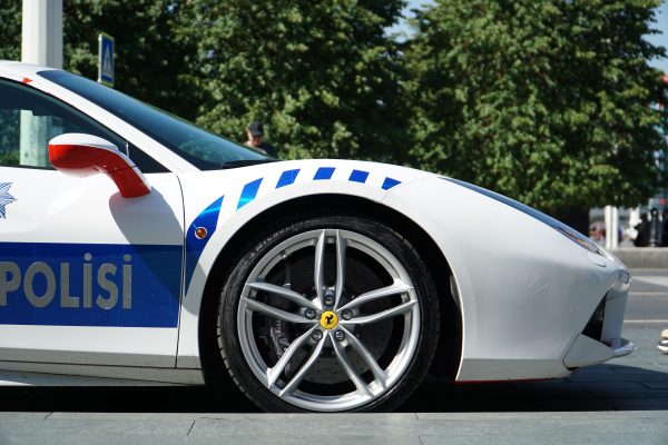 Close-up image of a Ferrari police car parked in İstanbul's Taksim Square. Voitures 4K