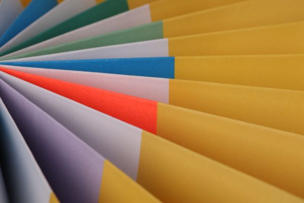 Close-up of a fan-shaped arrangement of colorful paper sheets, showcasing a vibrant and artistic design. Abstrait 4K