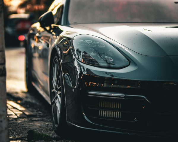 Close-up of a sleek black car parked in Ankara, Türkiye during sunset, highlighting its elegant design. Voitures 4K