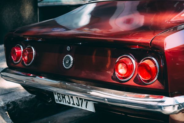 Close-up of a vintage red classic car's tail lights on a sunny day. Voitures 4K
