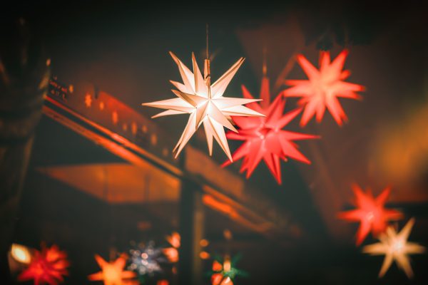 Close-up of illuminated star decorations, creating a warm festive ambiance. Espace 4K