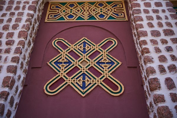 Close-up of ornate geometric patterns on a traditional building exterior showcasing craftsmanship. Abstrait 4K