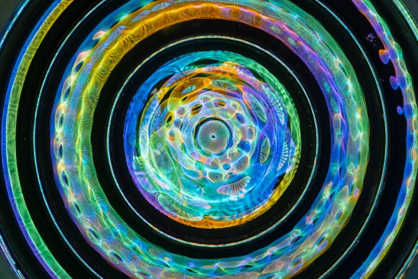Colorful and dynamic circular patterns create a vibrant abstract art piece perfect for background or design. Abstrait 4K