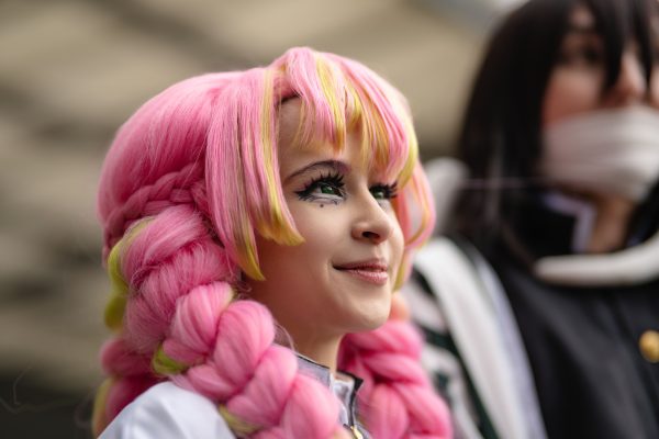 Colorful cosplay character with pink hair at an outdoor anime event in Costa Rica. Manga 4K