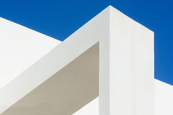 Contemporary minimalist architecture with a clean geometric design and bold blue sky. Minimaliste 4K