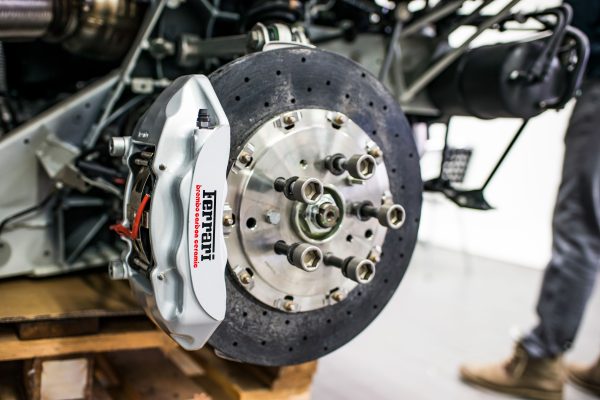 Detailed view of disc brake and caliper on a high-performance car, emphasizing precision and technology. Voitures 4K