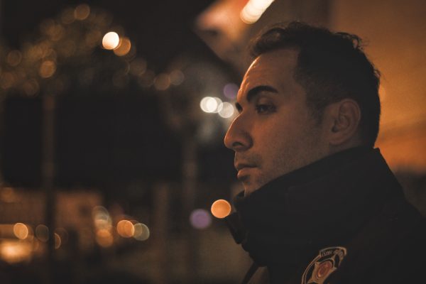 Dramatic side profile portrait of a man in an urban night setting. Voitures 4K