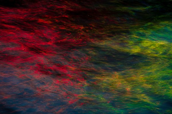 Dynamic abstract imagery with vibrant red and green hues resembling ocean waves. Abstrait 4K