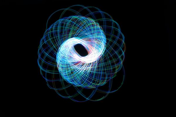 Dynamic and colorful light painting creating a spirograph-like pattern on a dark background. Abstrait 4K