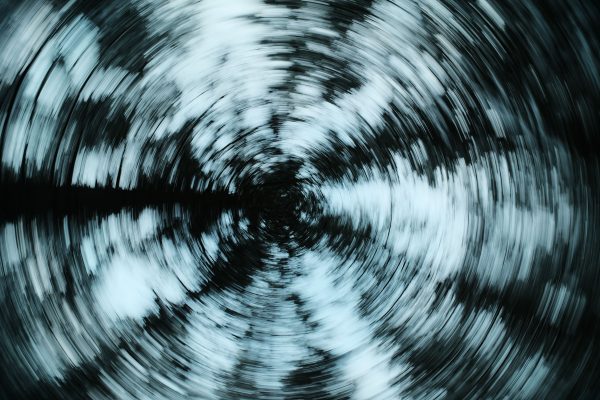 Dynamic fisheye view of a swirling snow-covered forest, creating a mesmerizing abstract pattern. Abstrait 4K